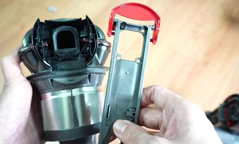 Dyson V8 cleaning cyclone 4 1