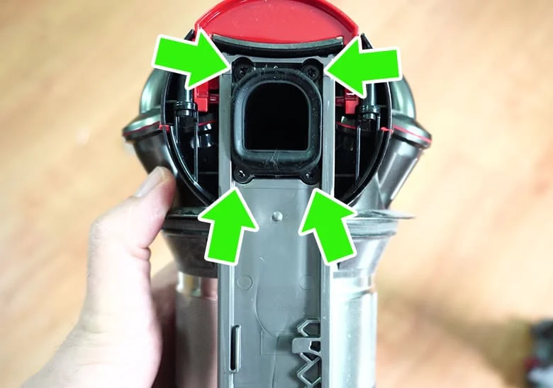 Dyson V8 cleaning cyclone 4