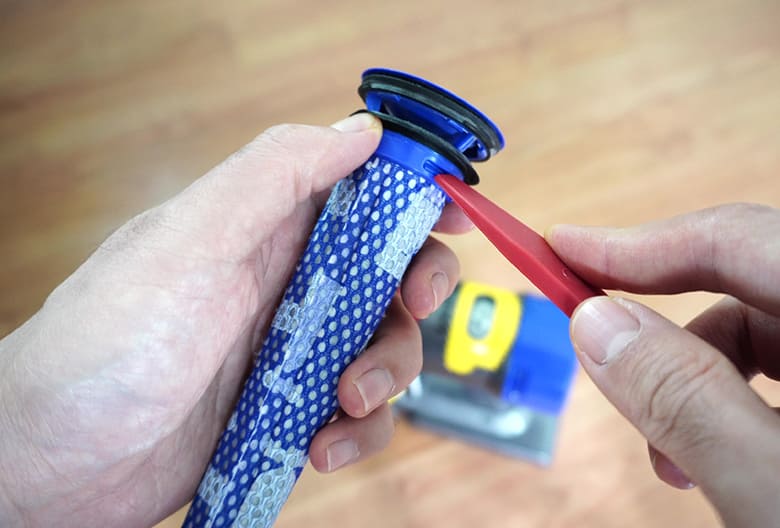Dyson V8 removing filter cap 1