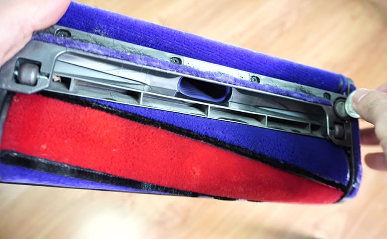 Remove Dyson V8 roller step 1