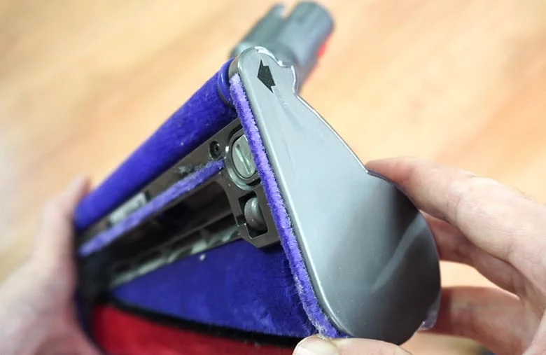 Remove Dyson V8 roller step 2