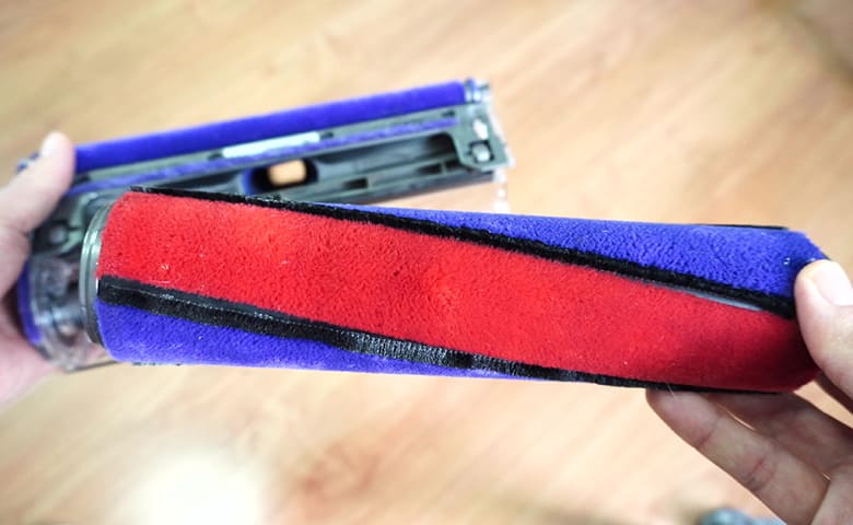 Remove Dyson V8 roller step 4 Remove Dyson V8 roller step 4