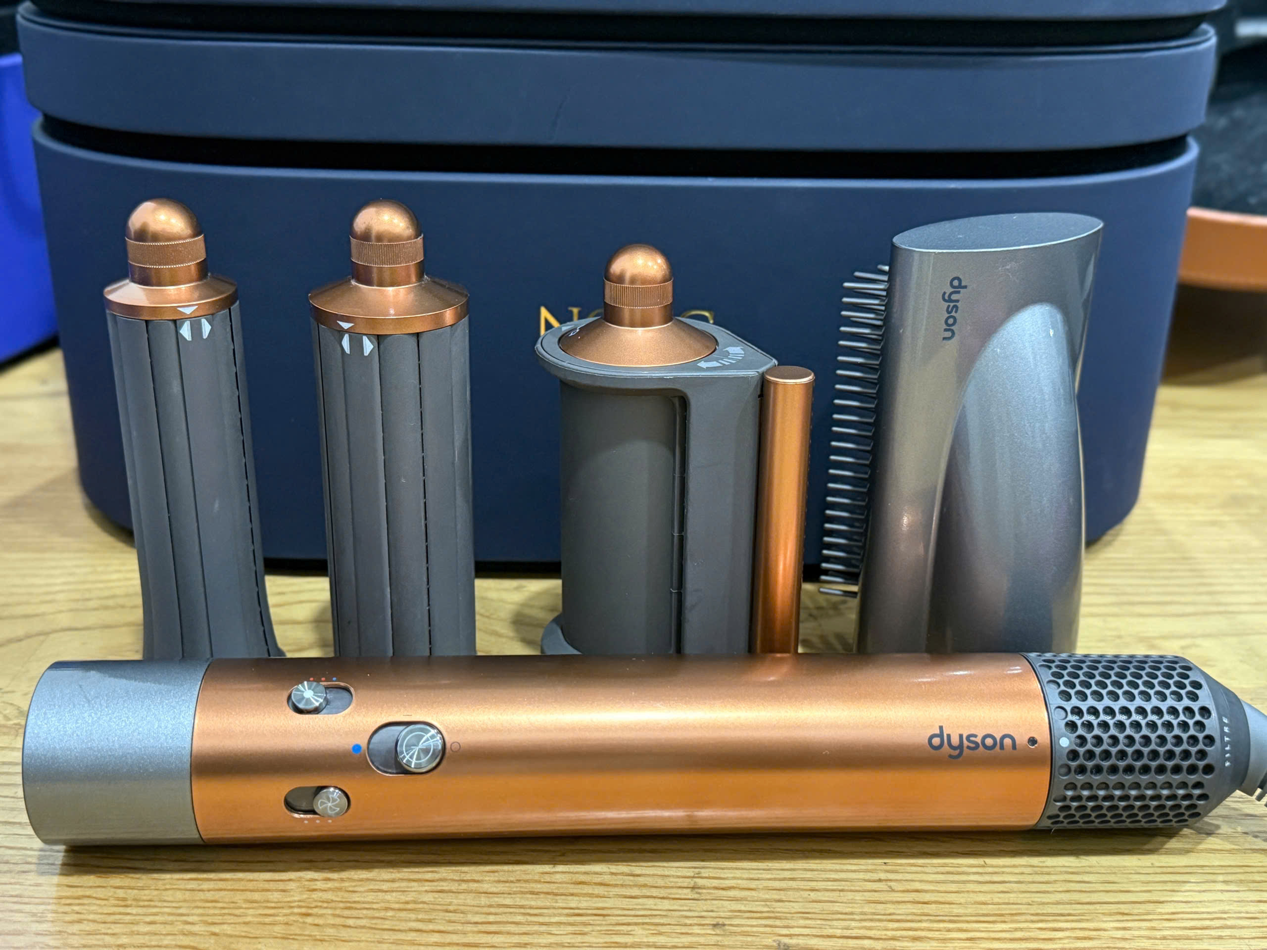 Máy tạo kiểu tóc Dyson Airwrap HS05 Vàng Máy tạo kiểu tóc Dyson Airwrap HS05 Vàng