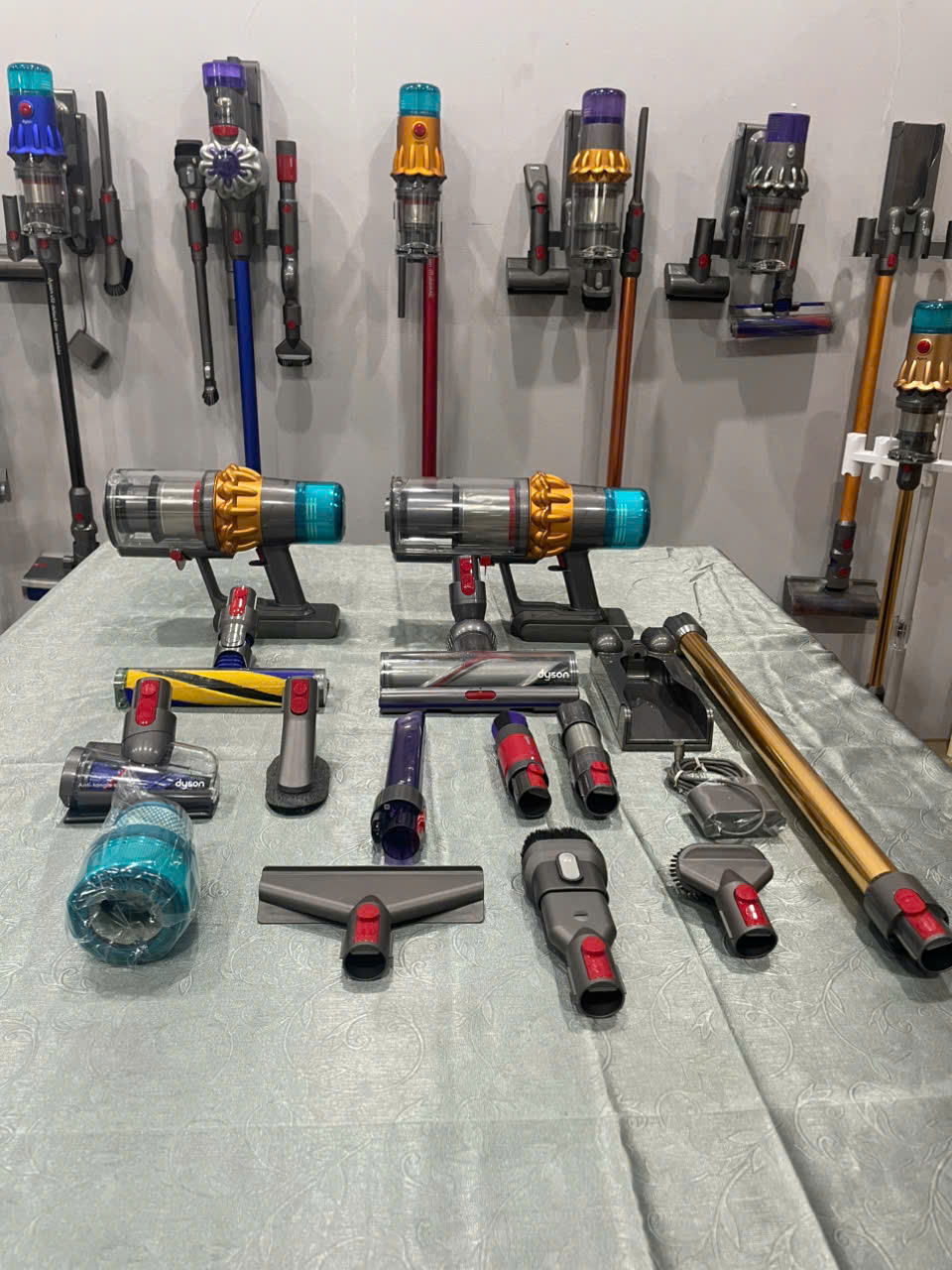 Máy hút bụi không dây Dyson V15 Detect Absolute. (2) May hut bui khong day Dyson V15 Detect Absolute. 2