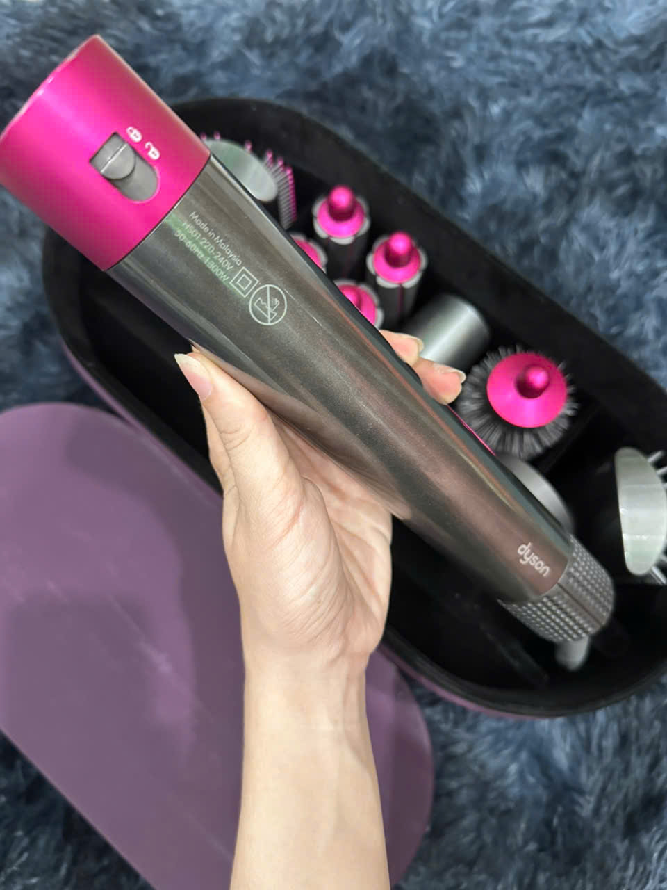 z7723149483395_dea0c9d5f734bdad2176953d18ee5692 Máy tạo kiểu Dyson Airwrap HS01 hồng Long Thịnh Tech Dyson