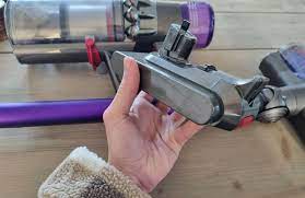 Sửa Dyson V12 Không Sạc Tại TP.HCM: Uy Tín, Thay Pin Lấy Liền Long Thịnh Tech Dyson