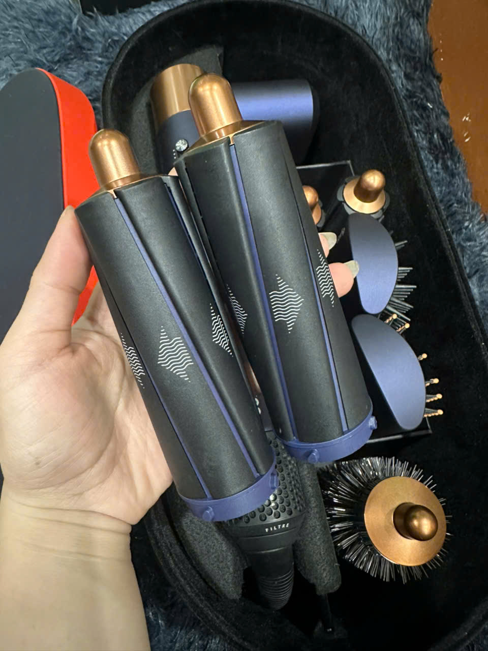 z7785668338289_30e5a67f13c1b0f37d4579dbea4317c1 Máy tạo kiểu tóc Dyson Airwrap Multi-styler (Xanh Navy/Đồng) Long Thịnh Tech Dyson