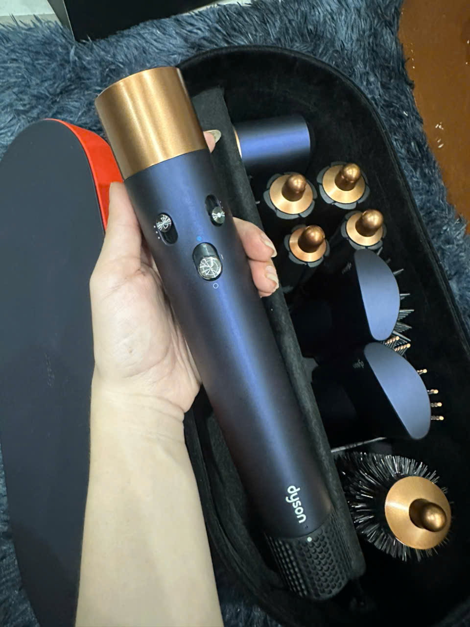 z7785668396004_662d1cc882899f93206921e56127a774 Máy tạo kiểu tóc Dyson Airwrap Multi-styler (Xanh Navy/Đồng) Long Thịnh Tech Dyson