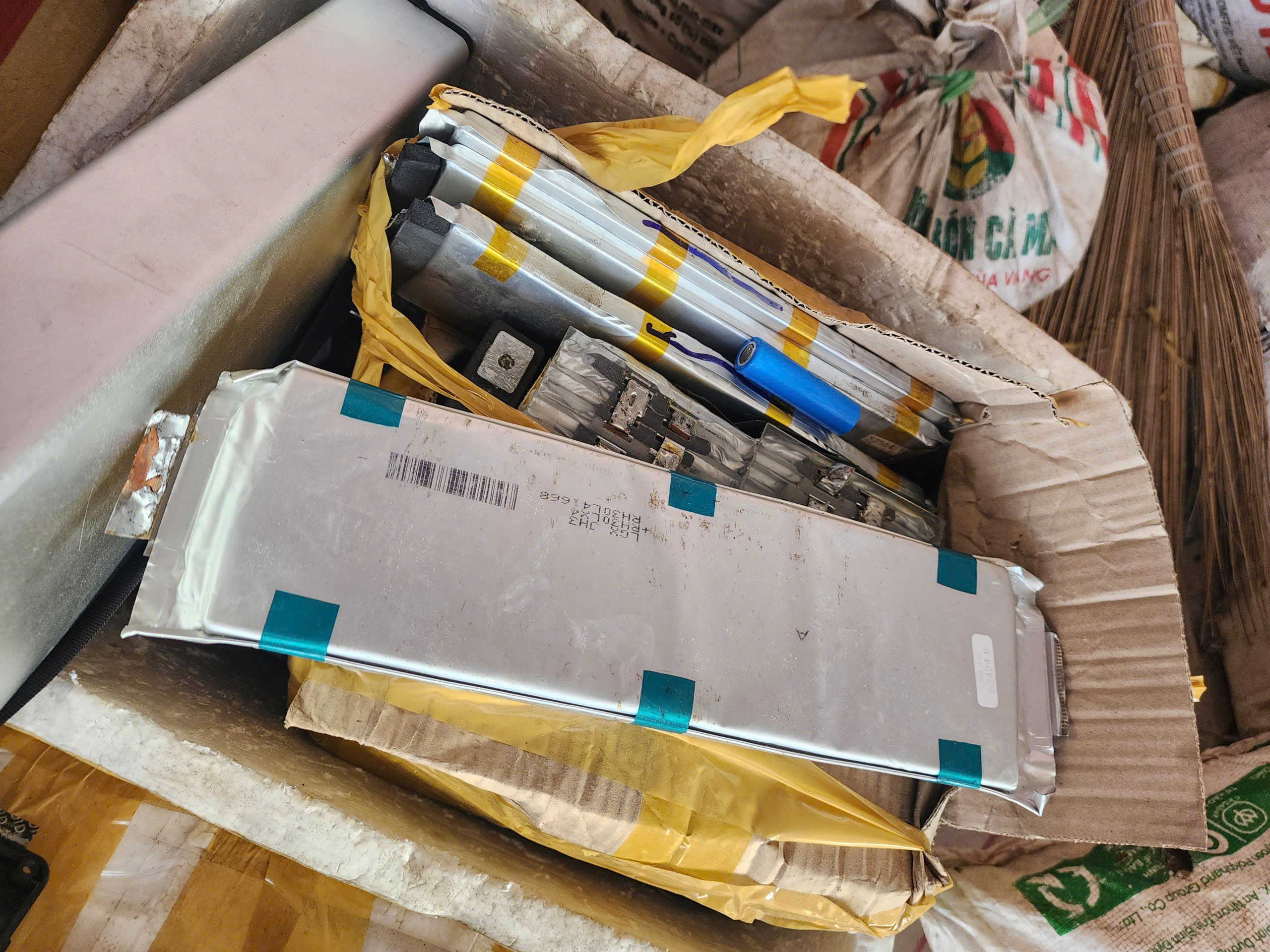 Pin Lithium Cũ Có Bán Ve Chai Được Không? Lưu Ý Khi Thanh Lý Long Thịnh Tech Dyson Pin Lithium Cũ Có Bán Ve Chai Được Không? Lưu Ý Khi Thanh Lý Long Thịnh Tech Dyson