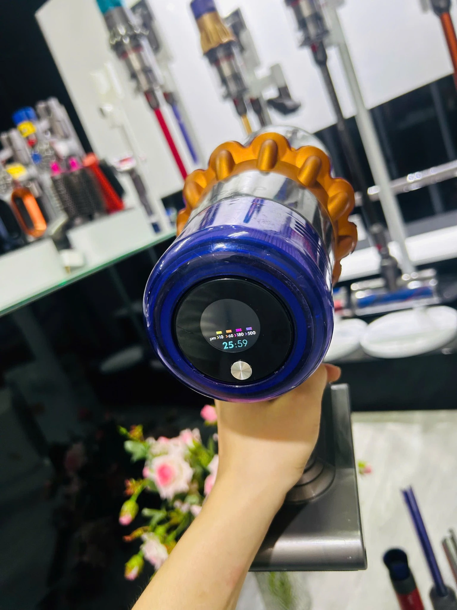 z7816310002449_8dbe2a4161aeee42f3e57c7dcba79ff8-Photoroom Máy hút bui không dây Dyson V15 Detect Absolute Long Thịnh Tech Dyson