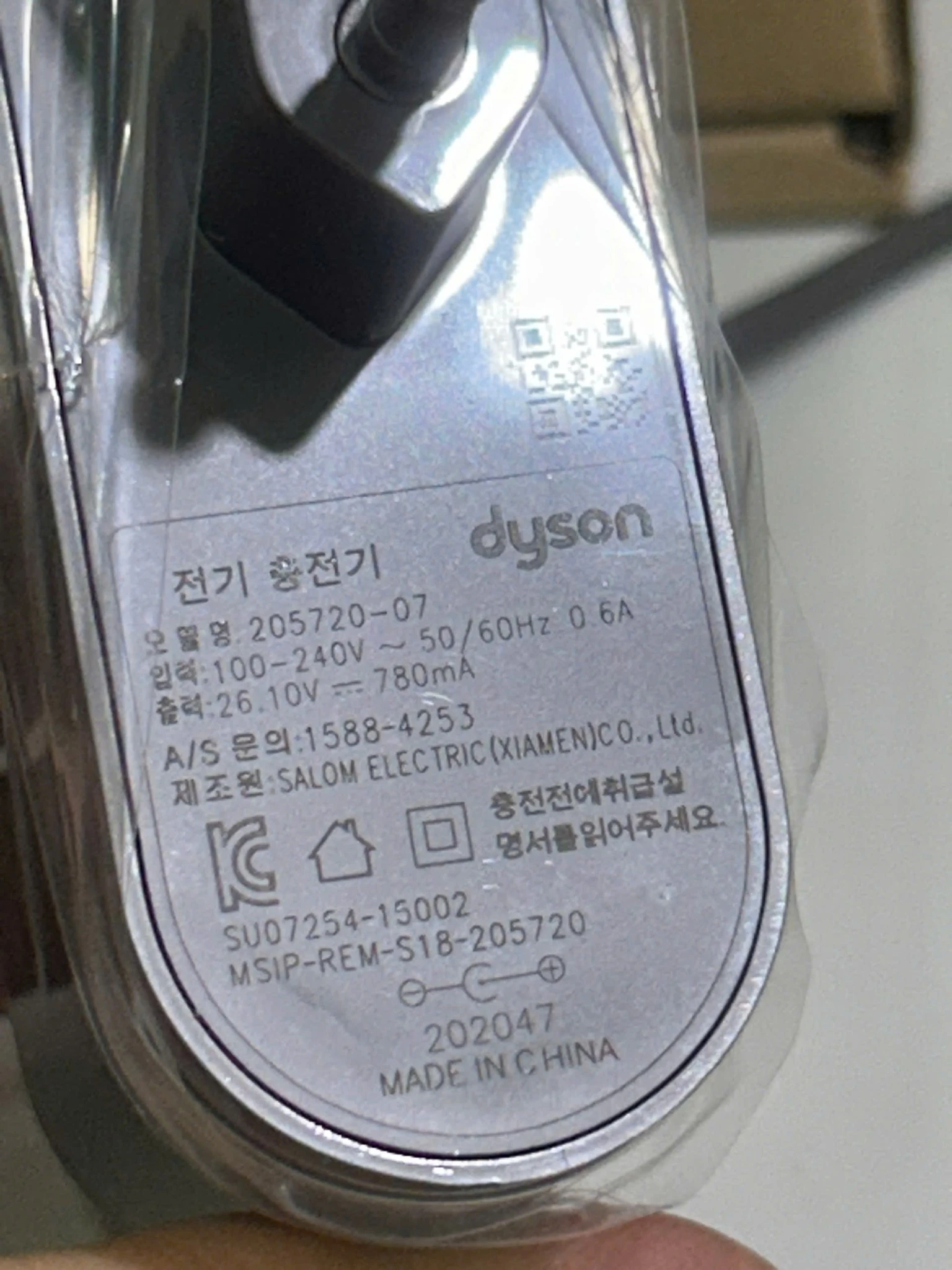 z7871120952241_9044c5661b3300533e537b35bceb3e5f-Photoroom Cục sạc pin máy hút bụi Dyson V6 V7 V8 DC58 DC59 DC62 DC74 chính hãng. Long Thịnh Tech Dyson
