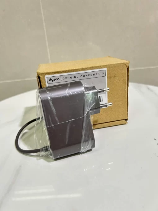 z7871120962055_eddf9a3515eba4f67ca0abea0fafedf9-Photoroom-510x680 Cục sạc pin máy hút bụi Dyson V6 V7 V8 DC58 DC59 DC62 DC74 chính hãng. Long Thịnh Tech Dyson